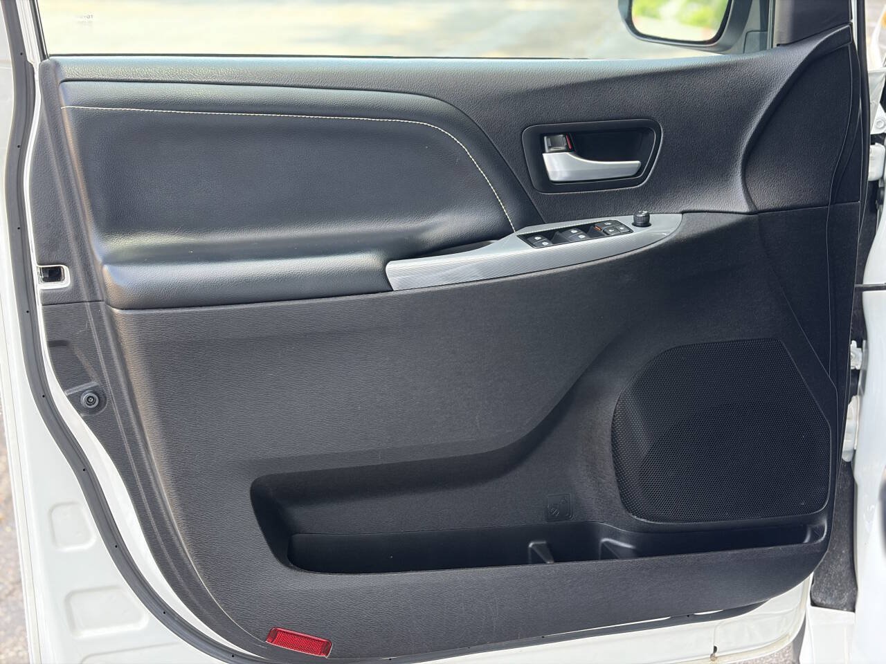 Used 2017 Toyota Sienna SE Premium FWD image 9
