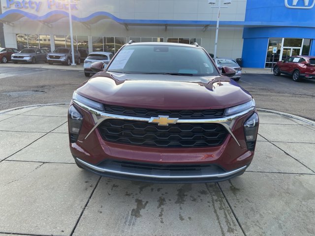 Used 2025 Chevrolet Trax LT w/ LT Convenience Package FWD image 3
