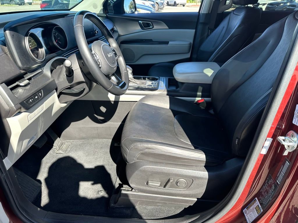 Used 2022 Kia Carnival LX image 22