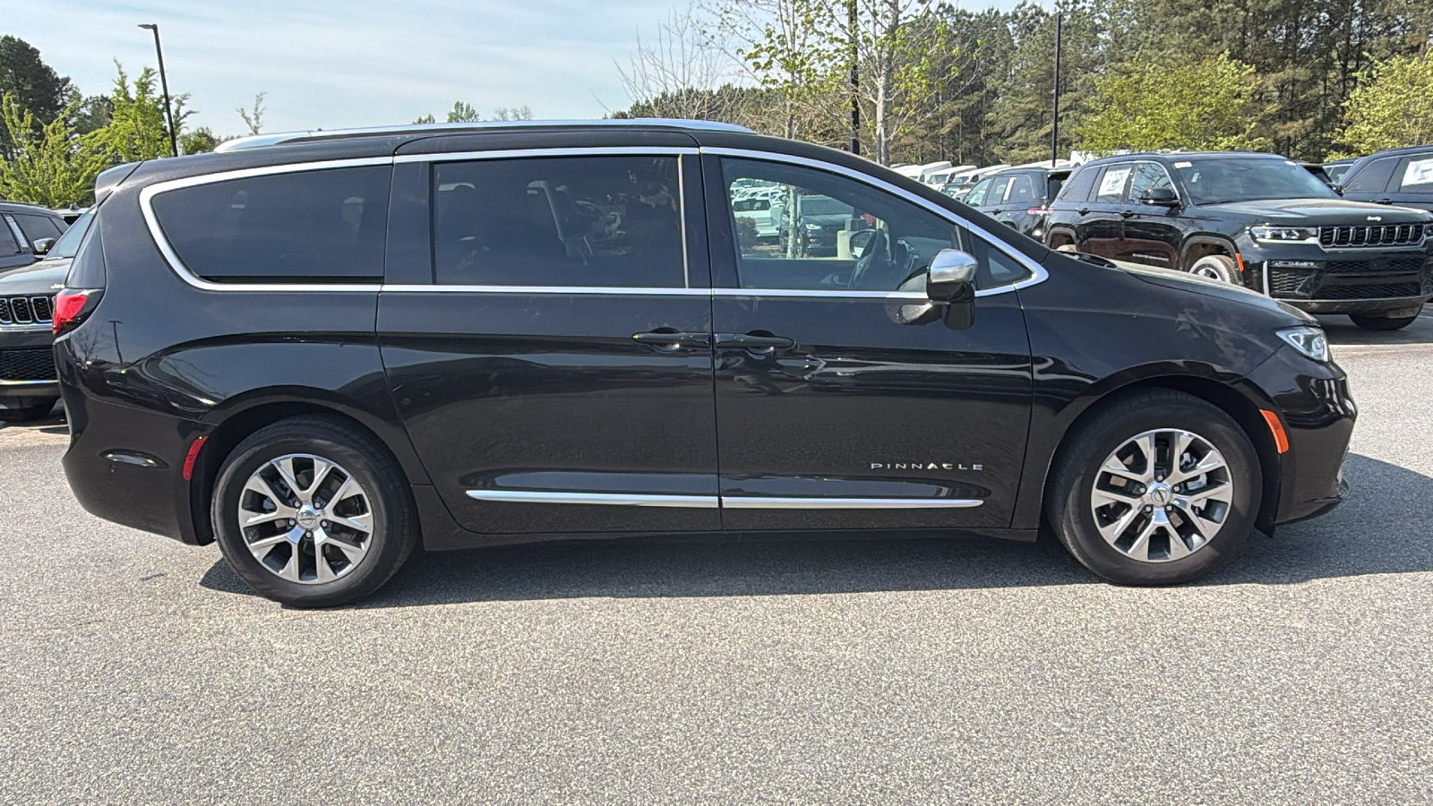 Used 2025 Chrysler Pacifica Pinnacle FWD image 7