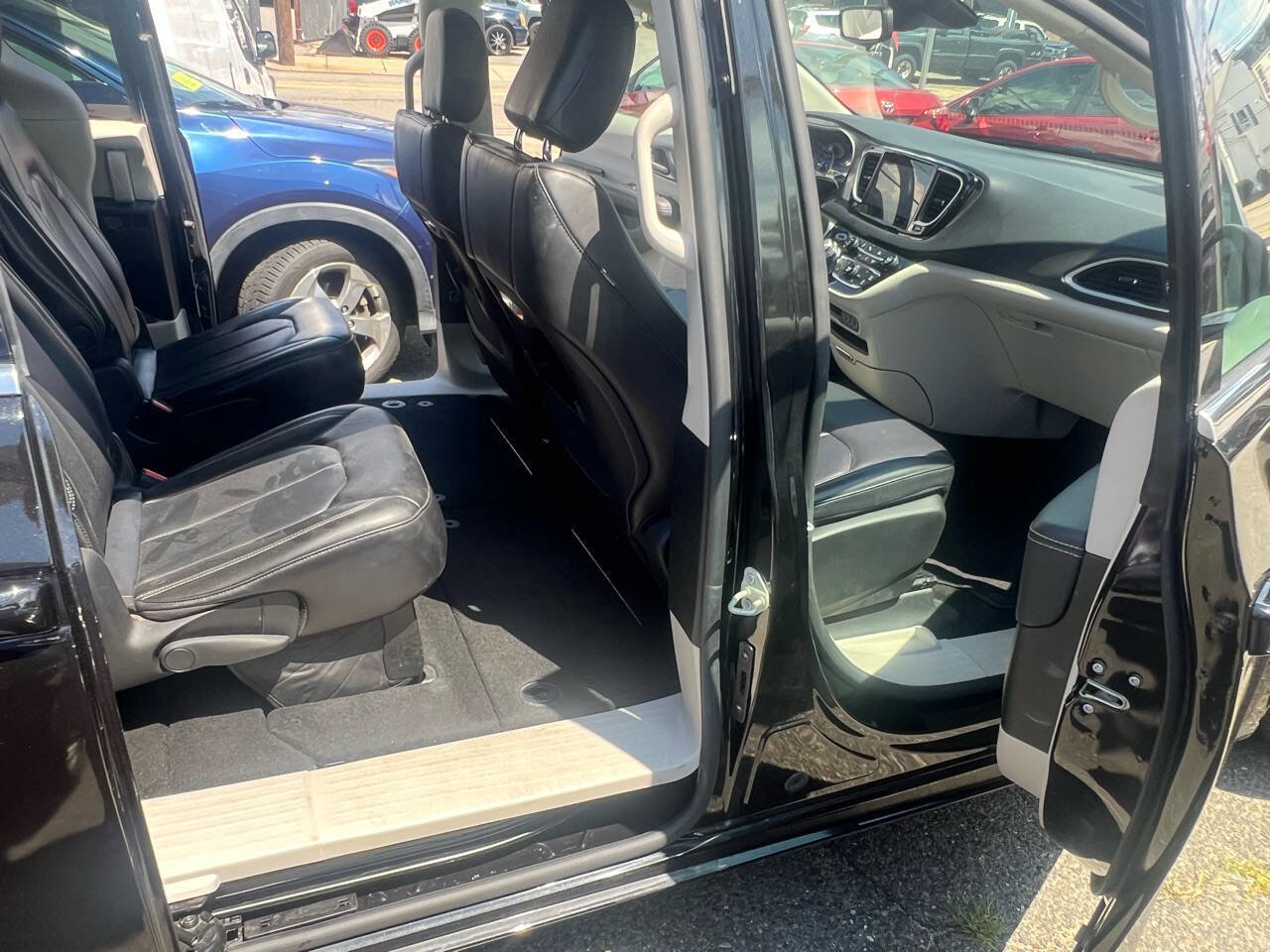 Used 2023 Chrysler Pacifica Touring-L image 22