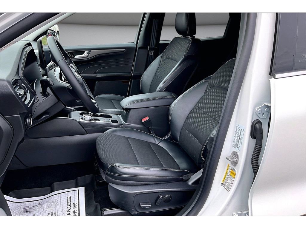 Used 2025 Ford Escape SE FWD image 24