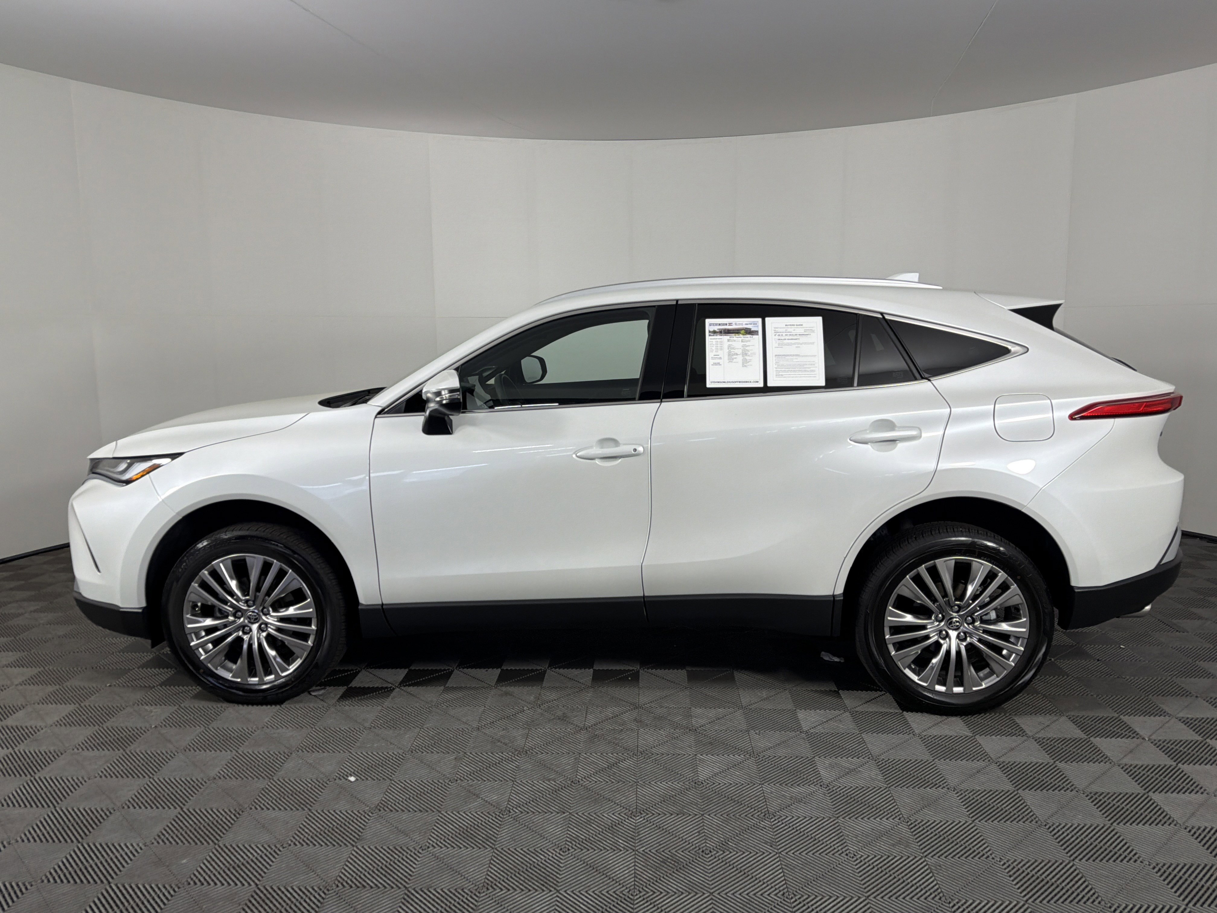 Used 2024 Toyota Venza XLE AWD/4WD image 4