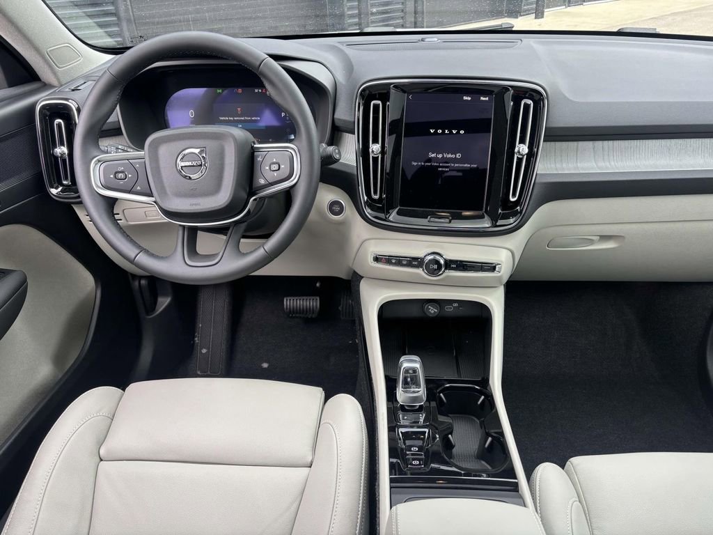 Used 2025 Volvo XC40 B5 Plus w/ Protection Package Premier image 28