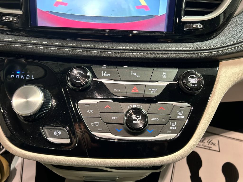 Used 2024 Chrysler Pacifica Select image 19
