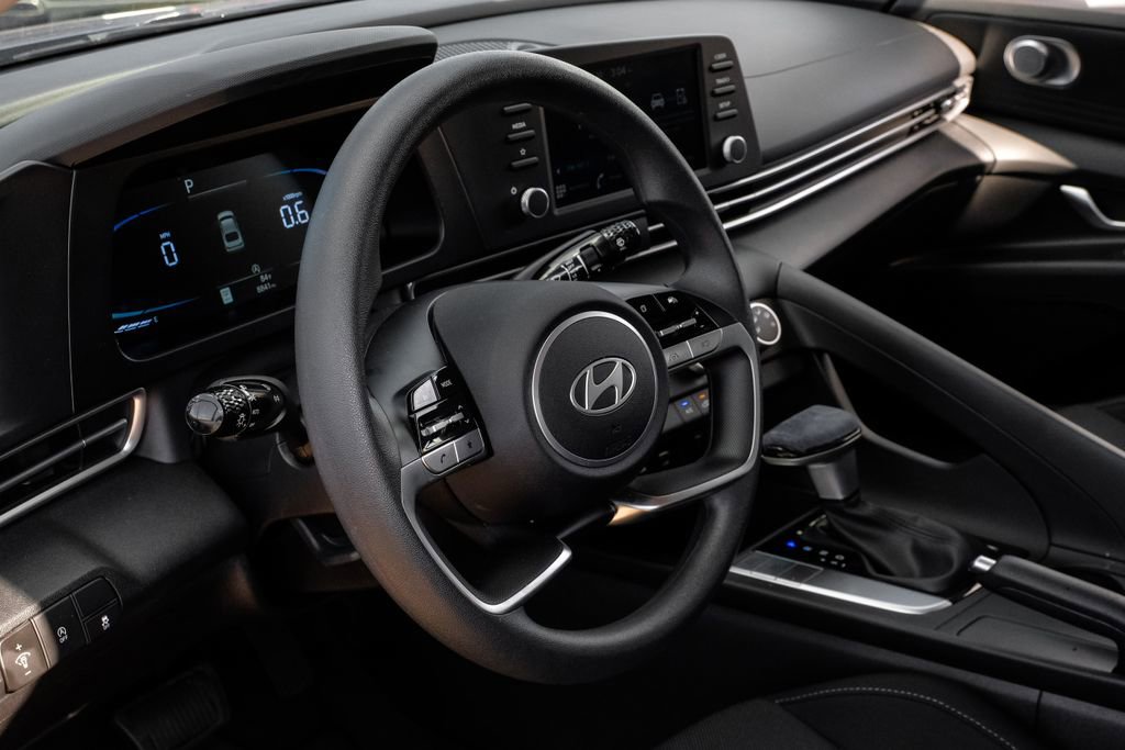 Used 2025 Hyundai Elantra SE image 21