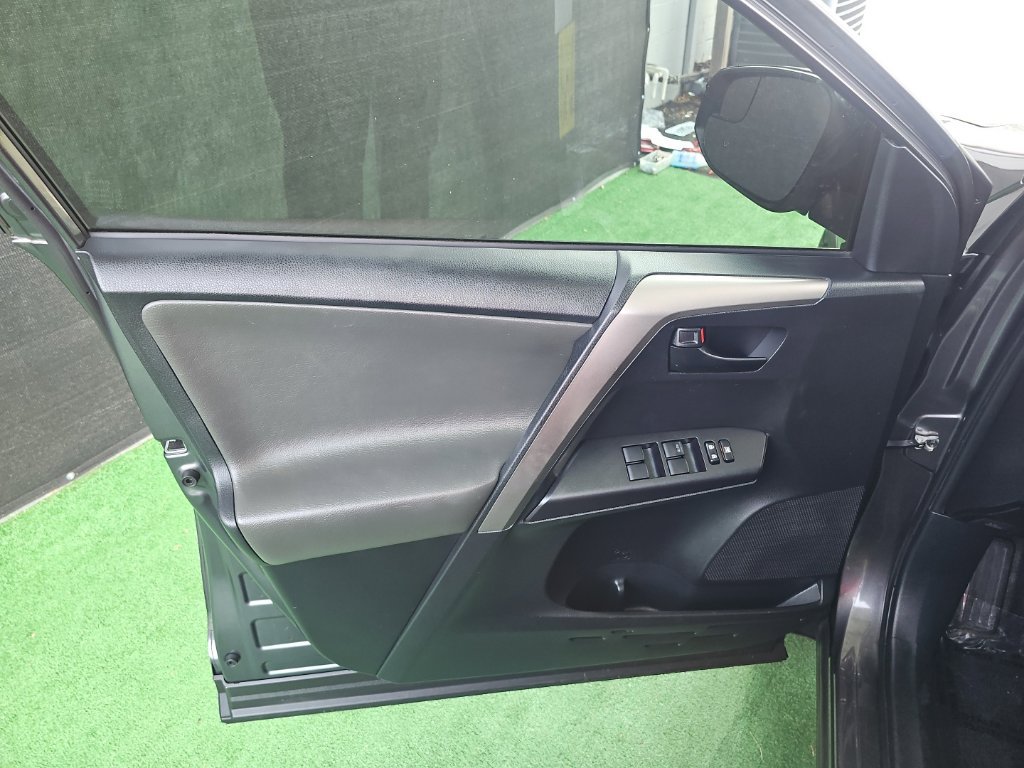 Used 2017 Toyota RAV4 LE FWD image 30