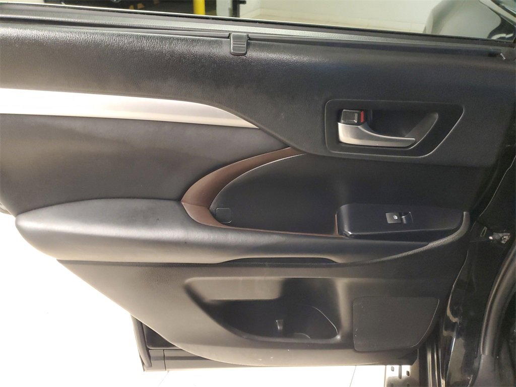Used 2019 Toyota Highlander XLE image 15