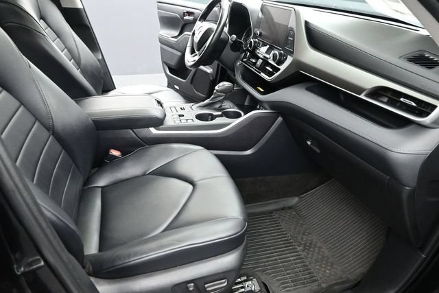 Used 2023 Toyota Highlander XLE AWD/4WD image 23