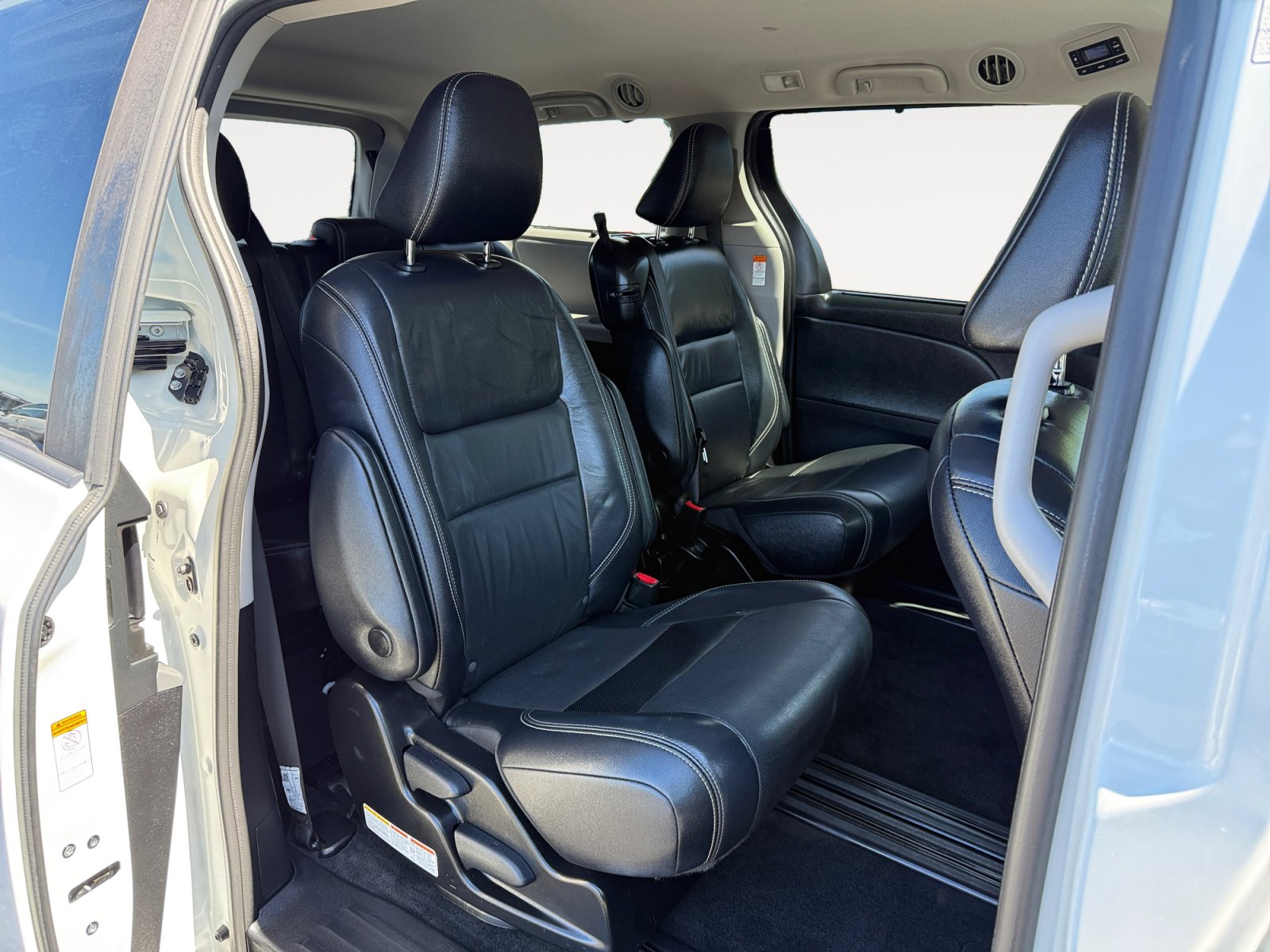 Used 2018 Toyota Sienna SE image 19