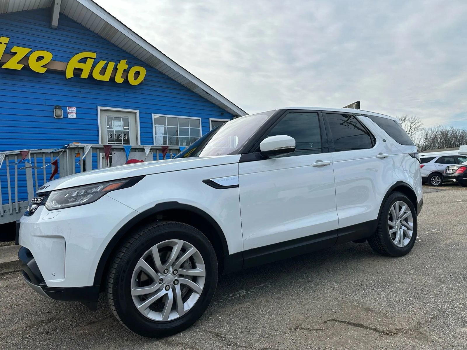 Used 2018 Land Rover Discovery HSE image 2