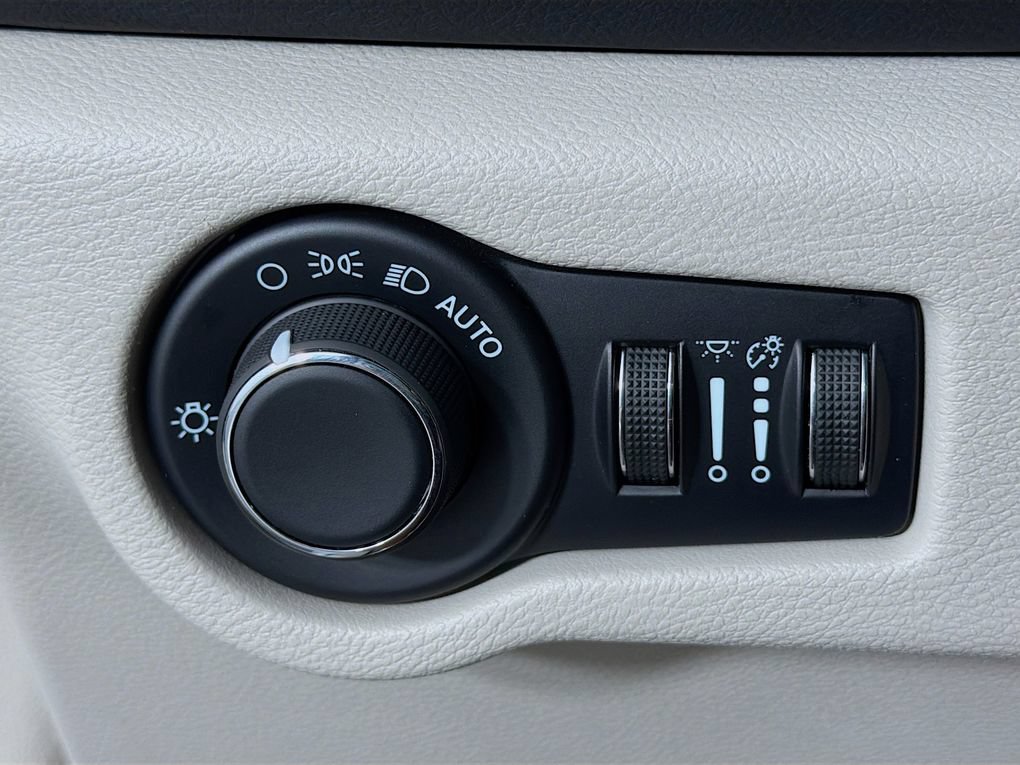 Used 2023 Chrysler Voyager LX FWD image 15