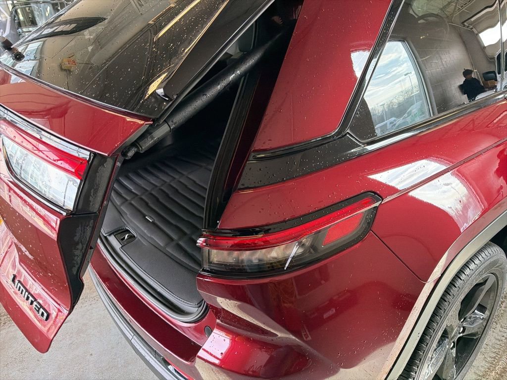 Used 2023 Jeep Grand Cherokee Limited w/ Luxury Tech Group II image 20