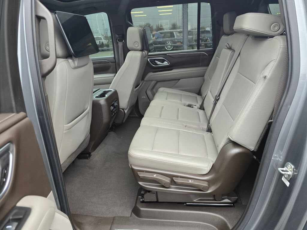Used 2021 Chevrolet Suburban LT w/ LT Signature Package AWD/4WD image 12