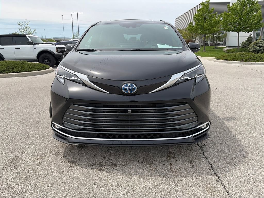 Used 2025 Toyota Sienna Platinum AWD/4WD image 2