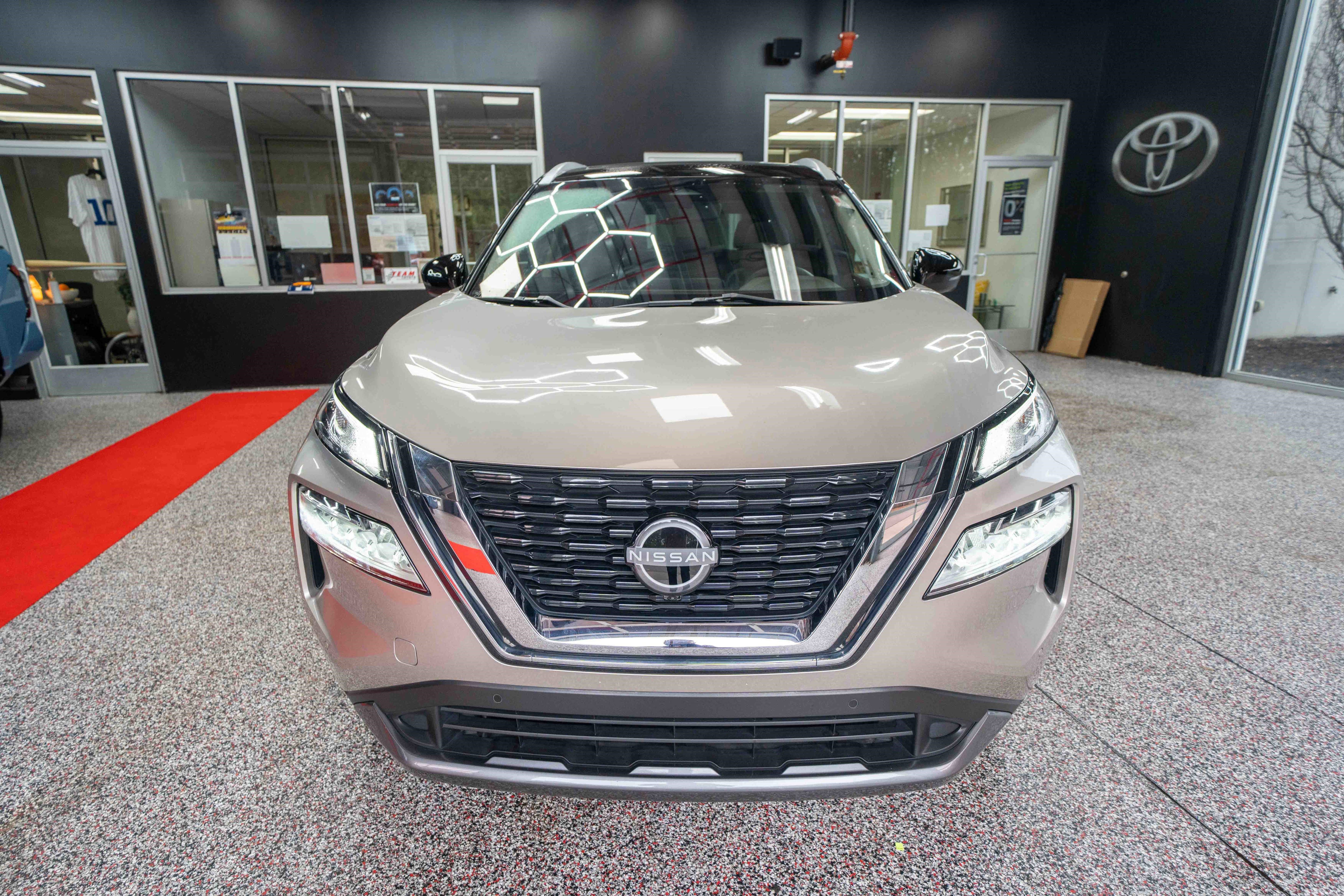 Used 2023 Nissan Rogue SL w/ SL Premium Package image 6