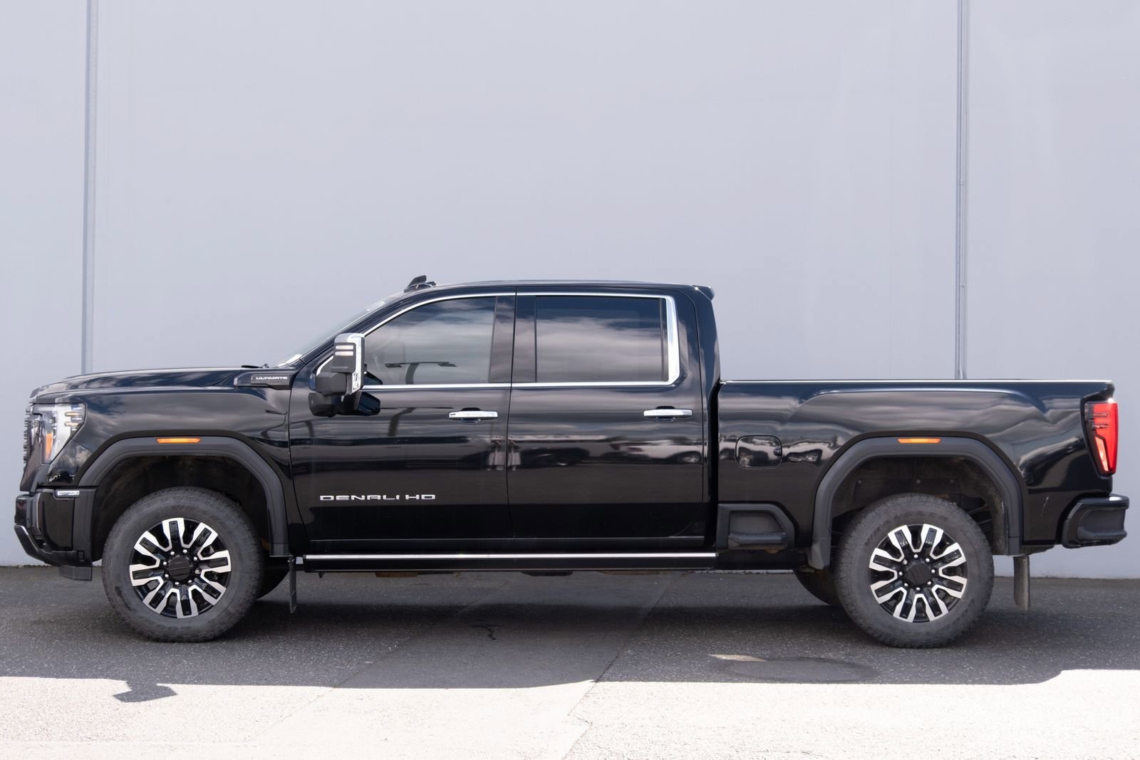 Used 2024 GMC Sierra 3500 Denali Ultimate AWD/4WD image 30
