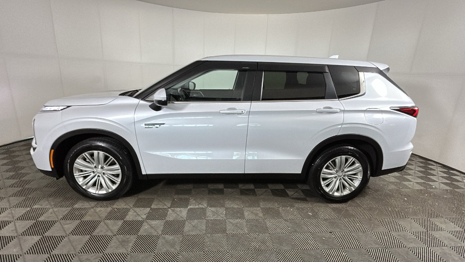 Used 2023 Mitsubishi Outlander ES AWD/4WD image 5