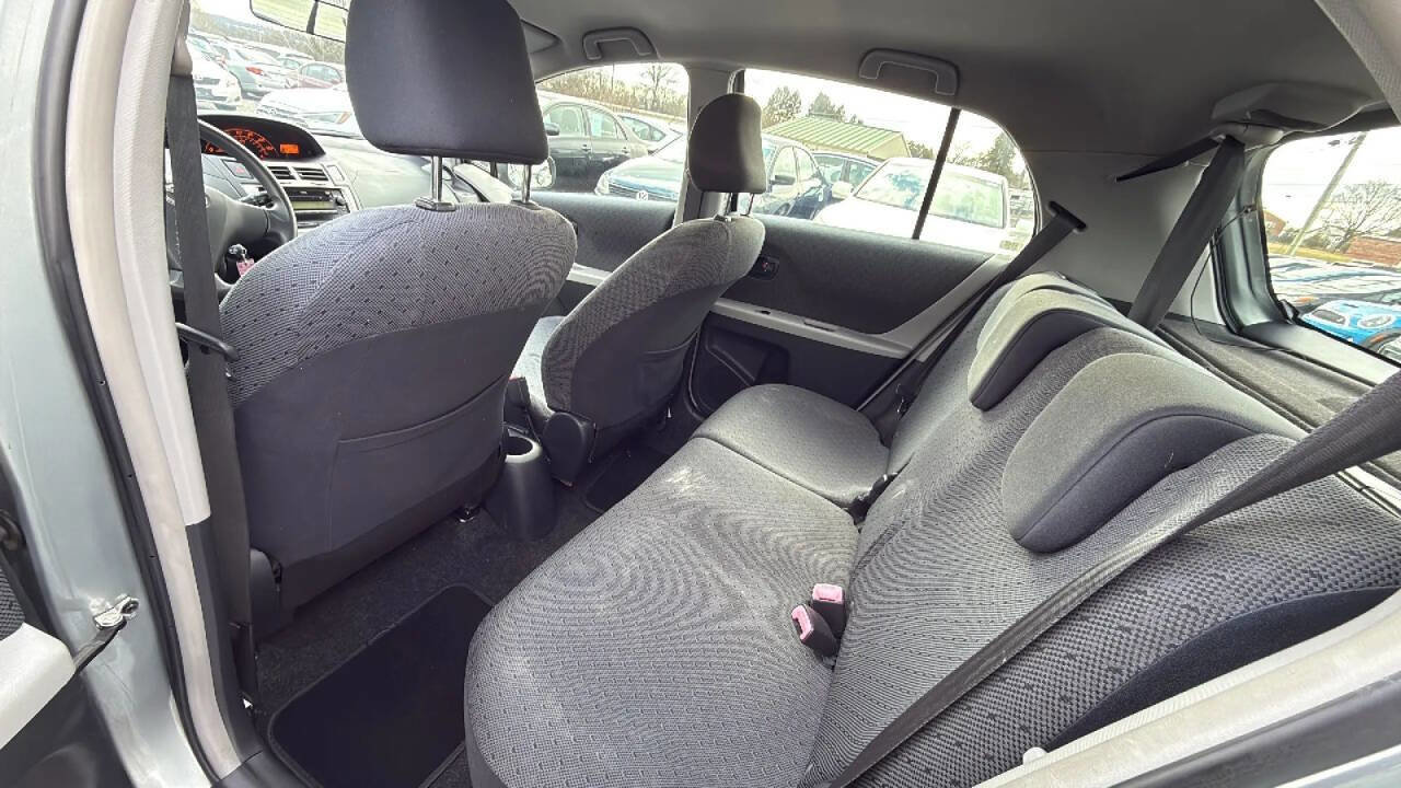 Used 2010 Toyota Yaris 4-Door Hatchback image 10