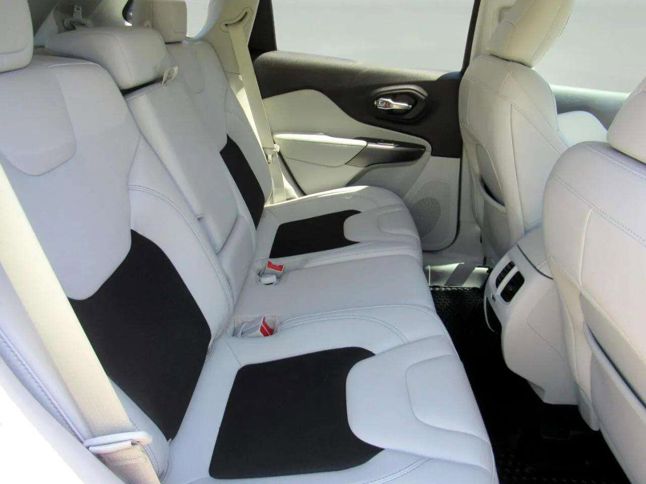 Used 2020 Jeep Cherokee Latitude Plus w/ Comfort/Convenience Group image 35