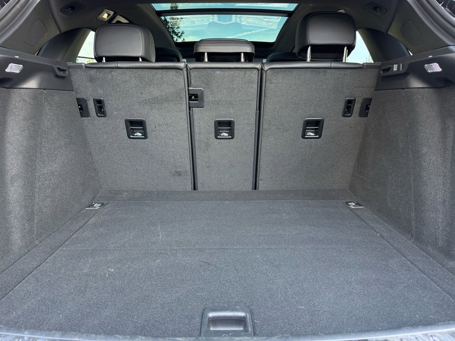 Used 2025 Porsche Macan AWD/4WD image 34