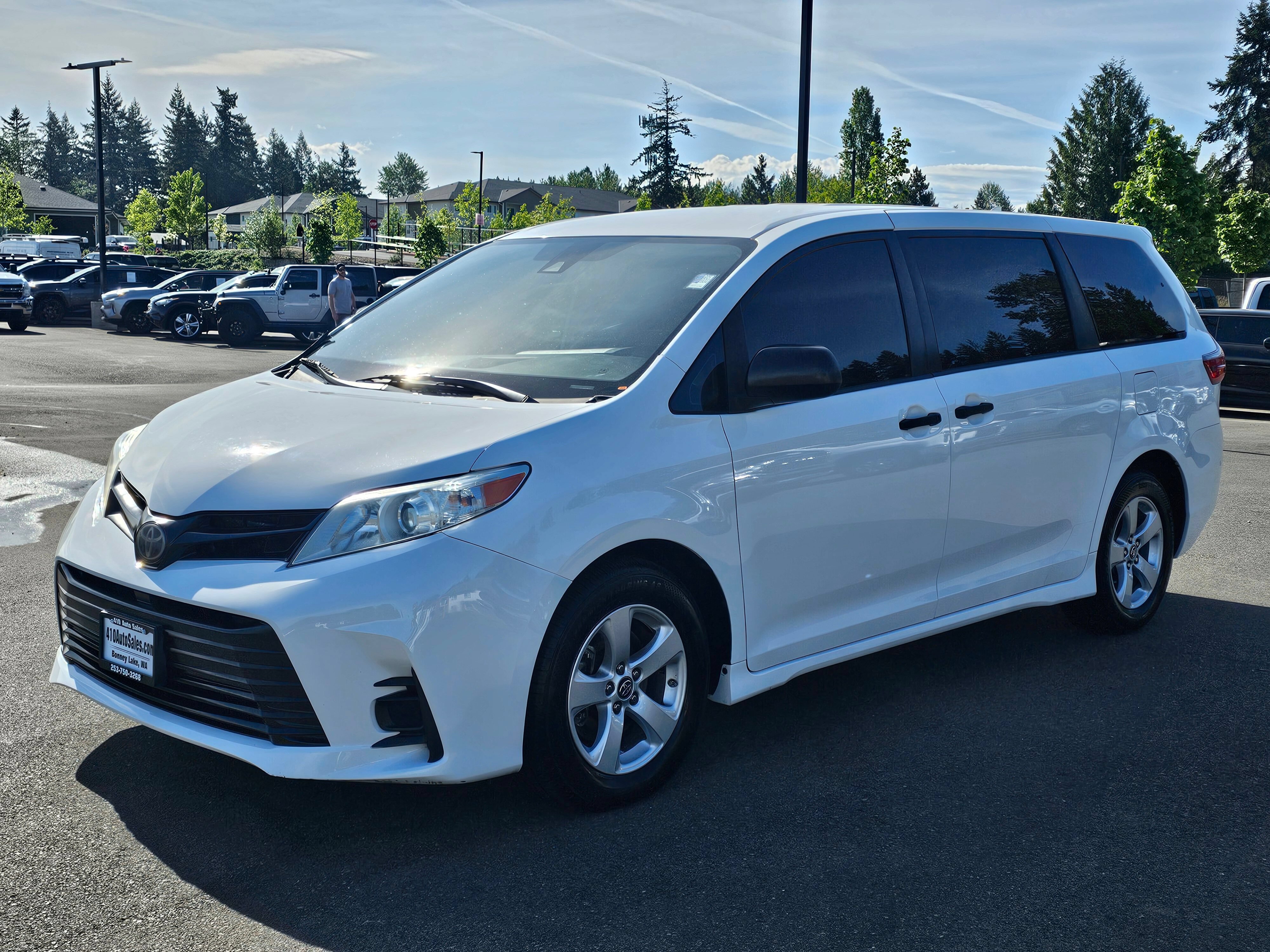 Used 2019 Toyota Sienna L w/ Carpet Mat Package FWD image 6