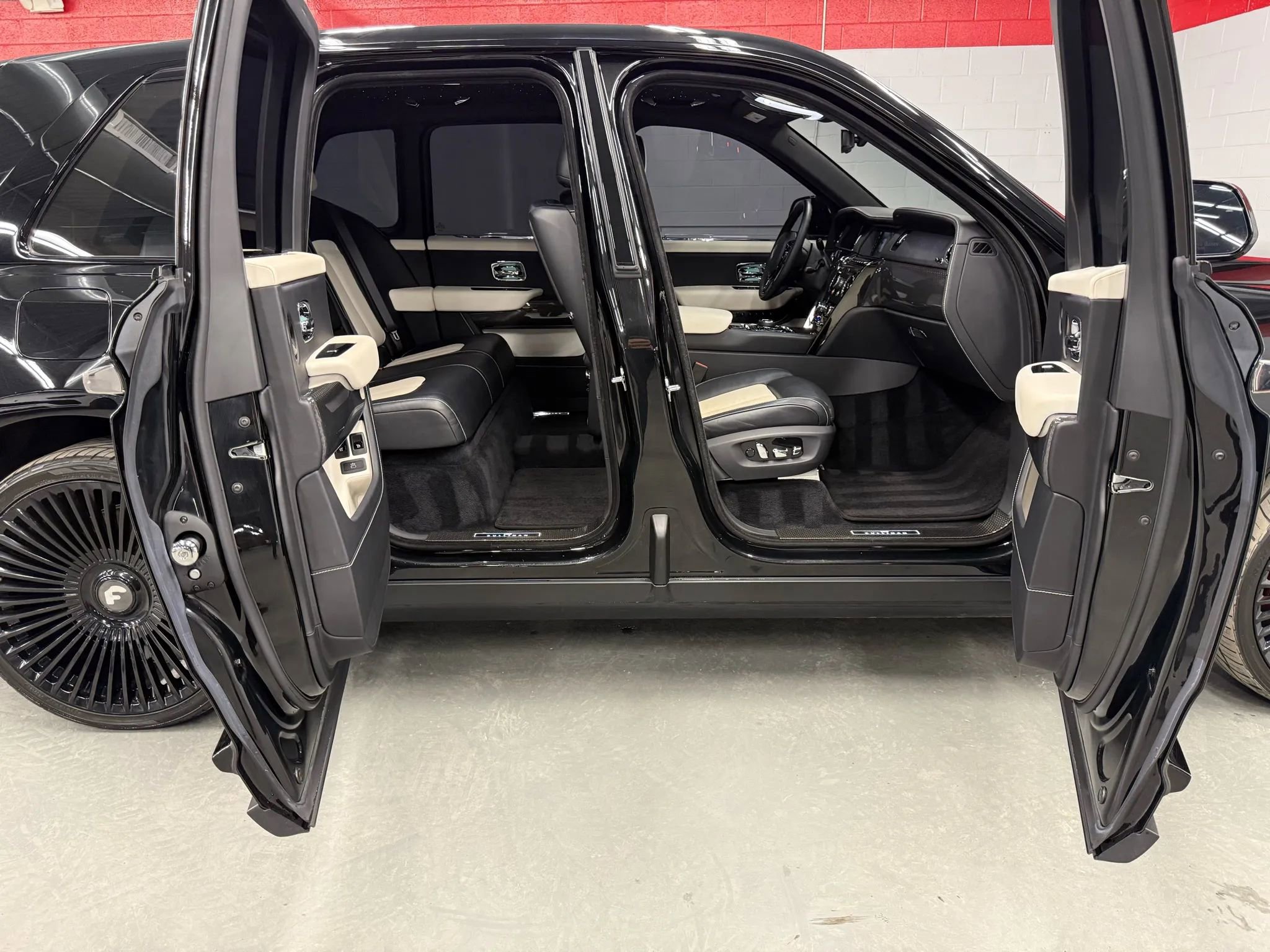 Used 2022 Rolls-Royce Cullinan Black Badge w/ Dark Exterior Package image 64