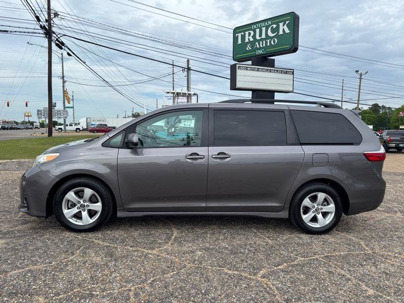 Used 2019 Toyota Sienna LE FWD image 2