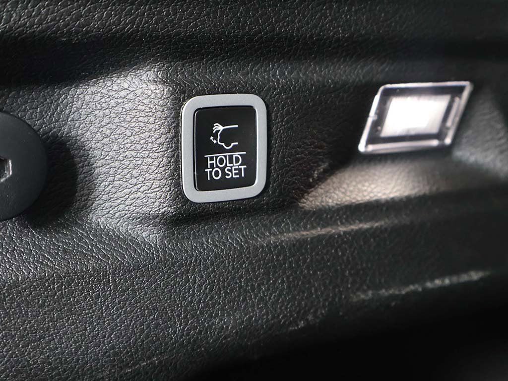 Used 2024 Jeep Grand Cherokee L Laredo image 20