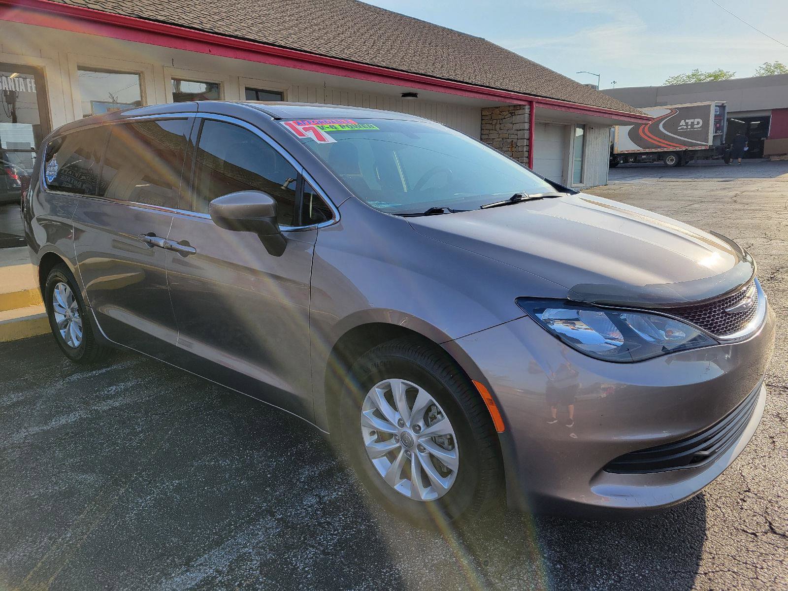 Used 2017 Chrysler Pacifica Touring w/ Tire & Wheel Group image 3