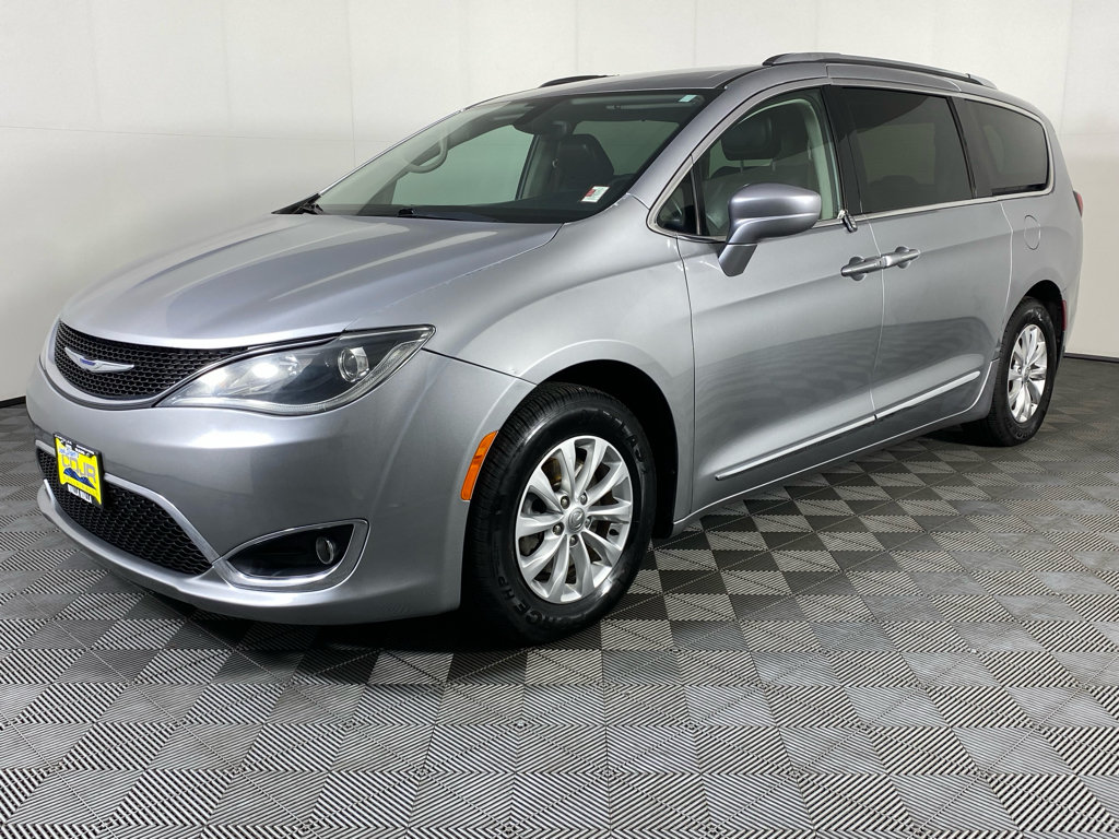 Used 2018 Chrysler Pacifica Touring-L FWD image 3