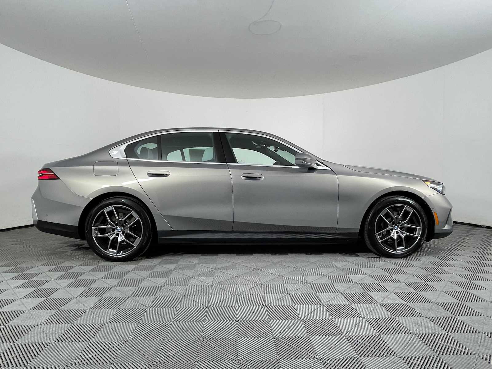 New 2026 BMW i5 eDrive40 image 13