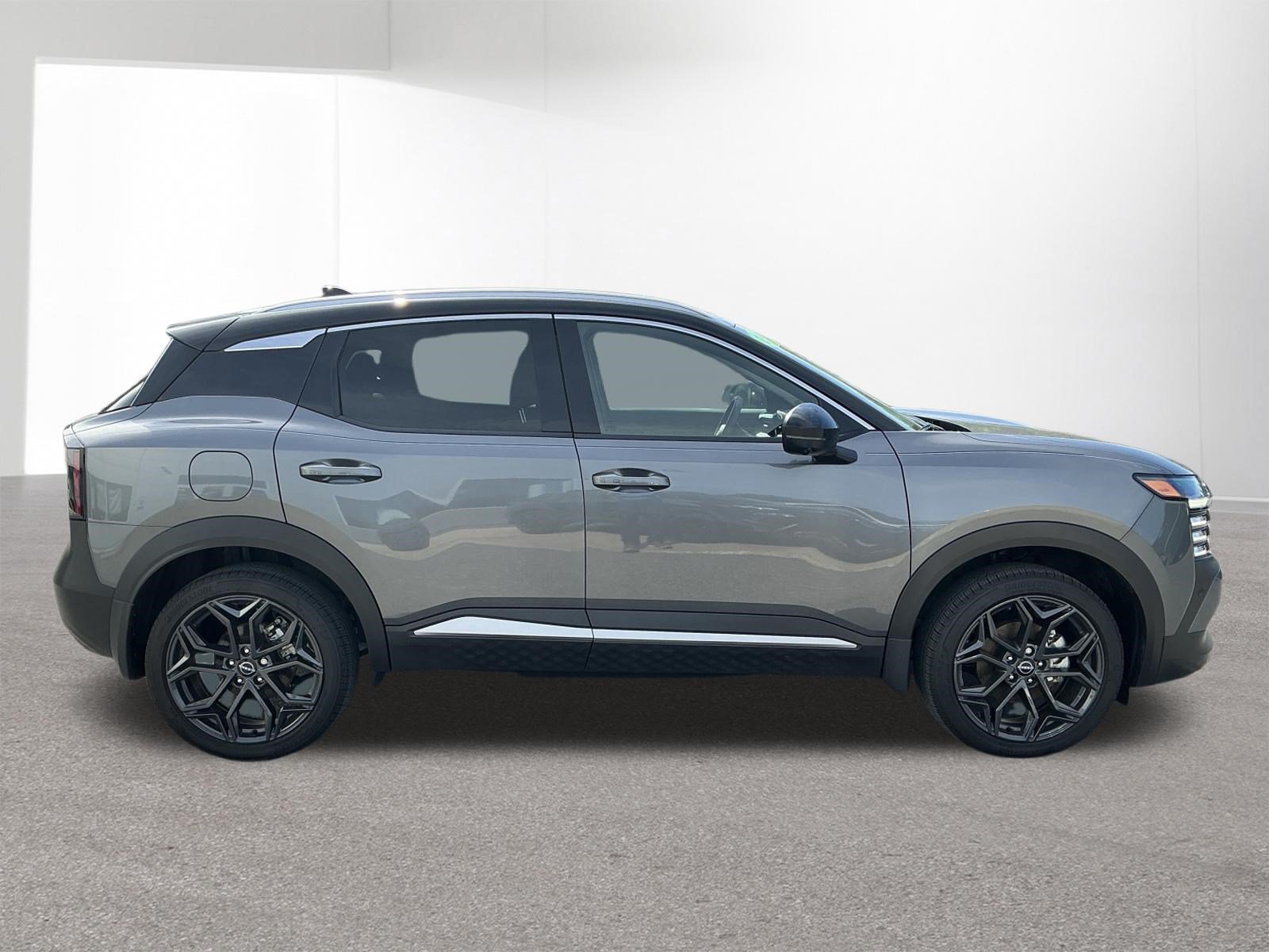 Used 2025 Nissan Kicks SR AWD/4WD image 2