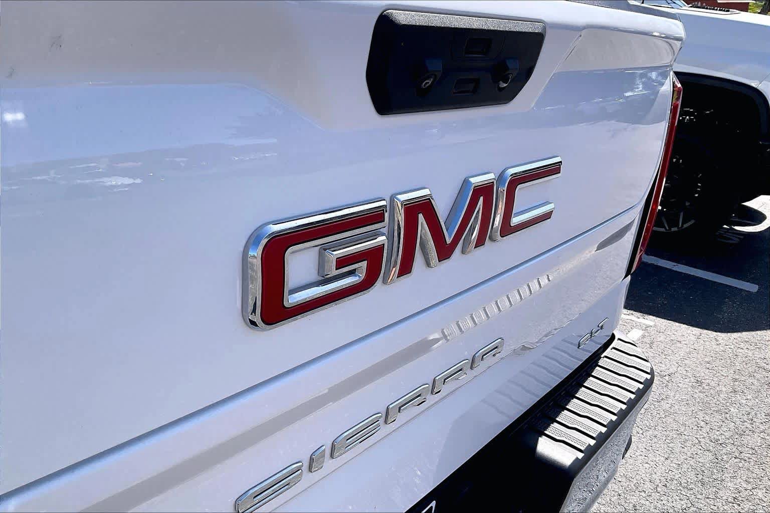 Certified 2025 GMC Sierra 1500 SLT RWD image 9