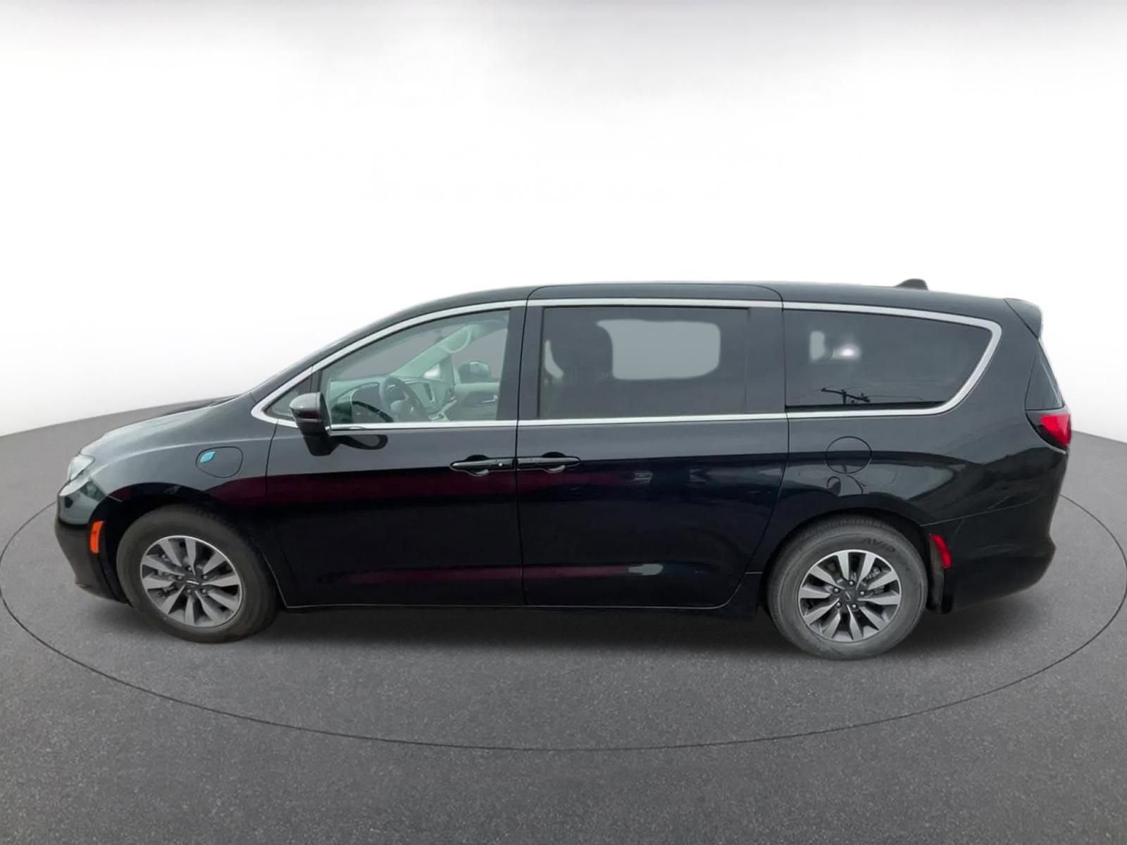 Used 2023 Chrysler Pacifica Touring-L image 9