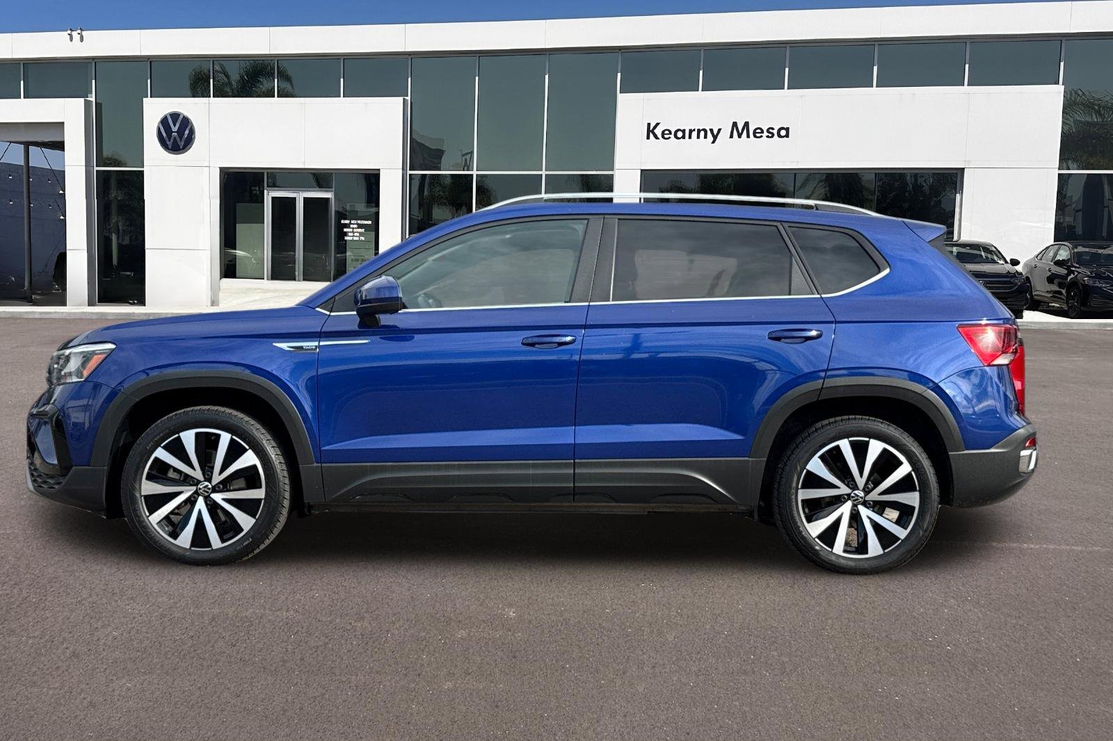 Used 2023 Volkswagen Taos SE w/ Panoramic Sunroof Package image 7