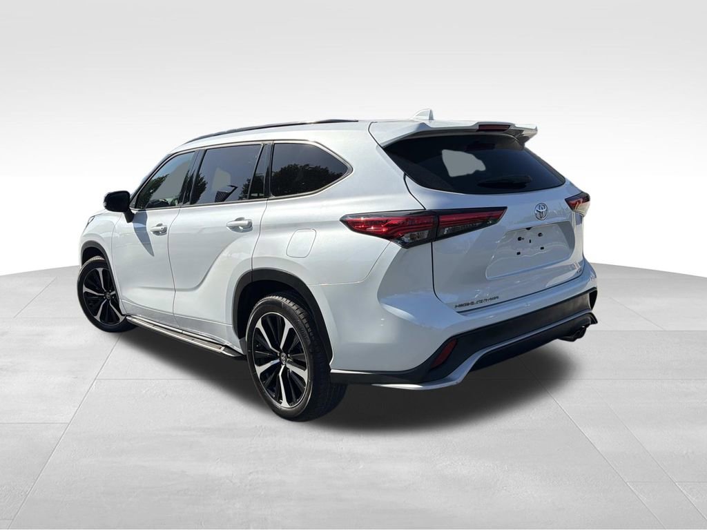 Used 2022 Toyota Highlander XSE FWD image 5