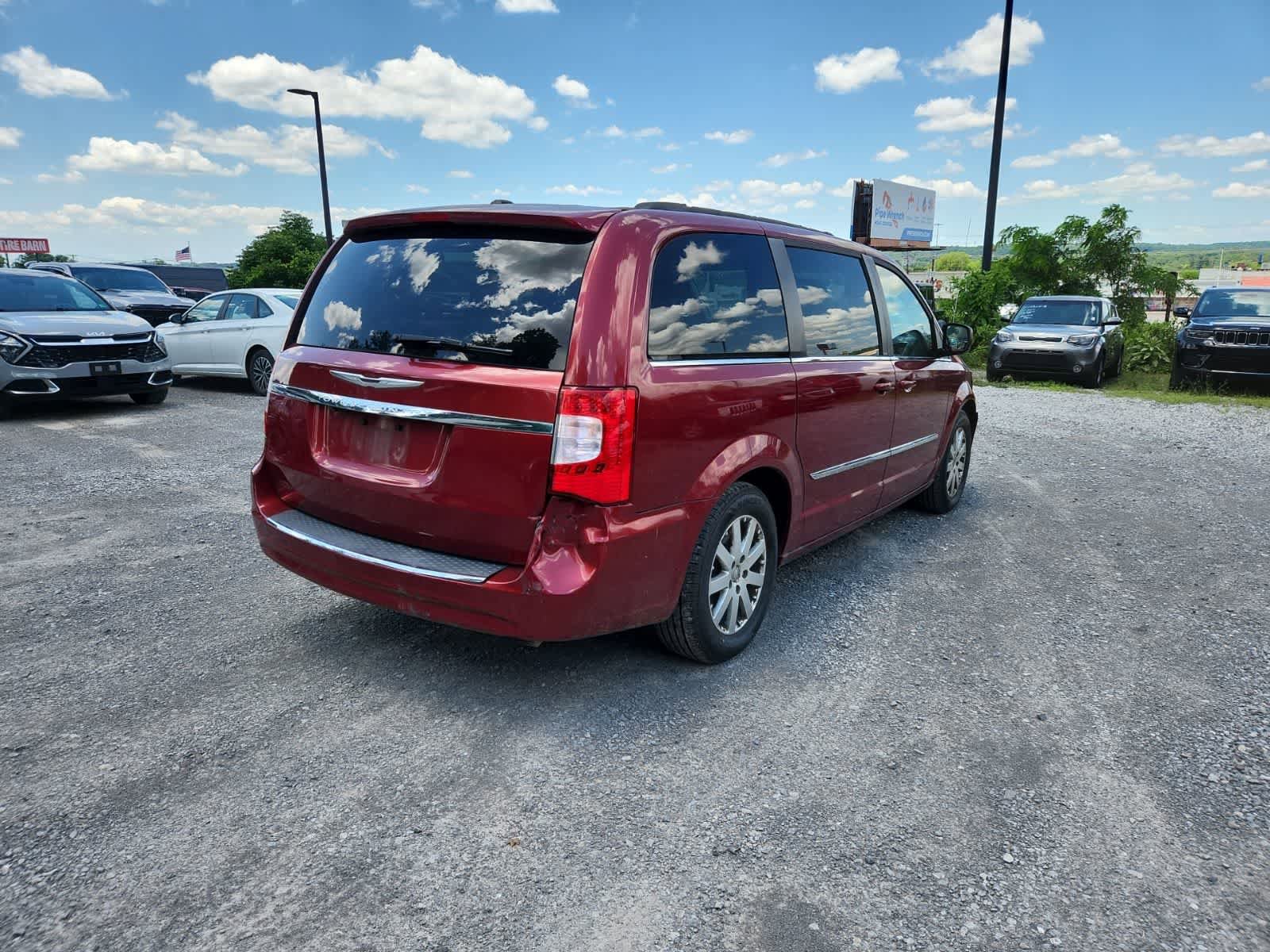 Used 2013 Chrysler Town & Country Touring FWD image 5