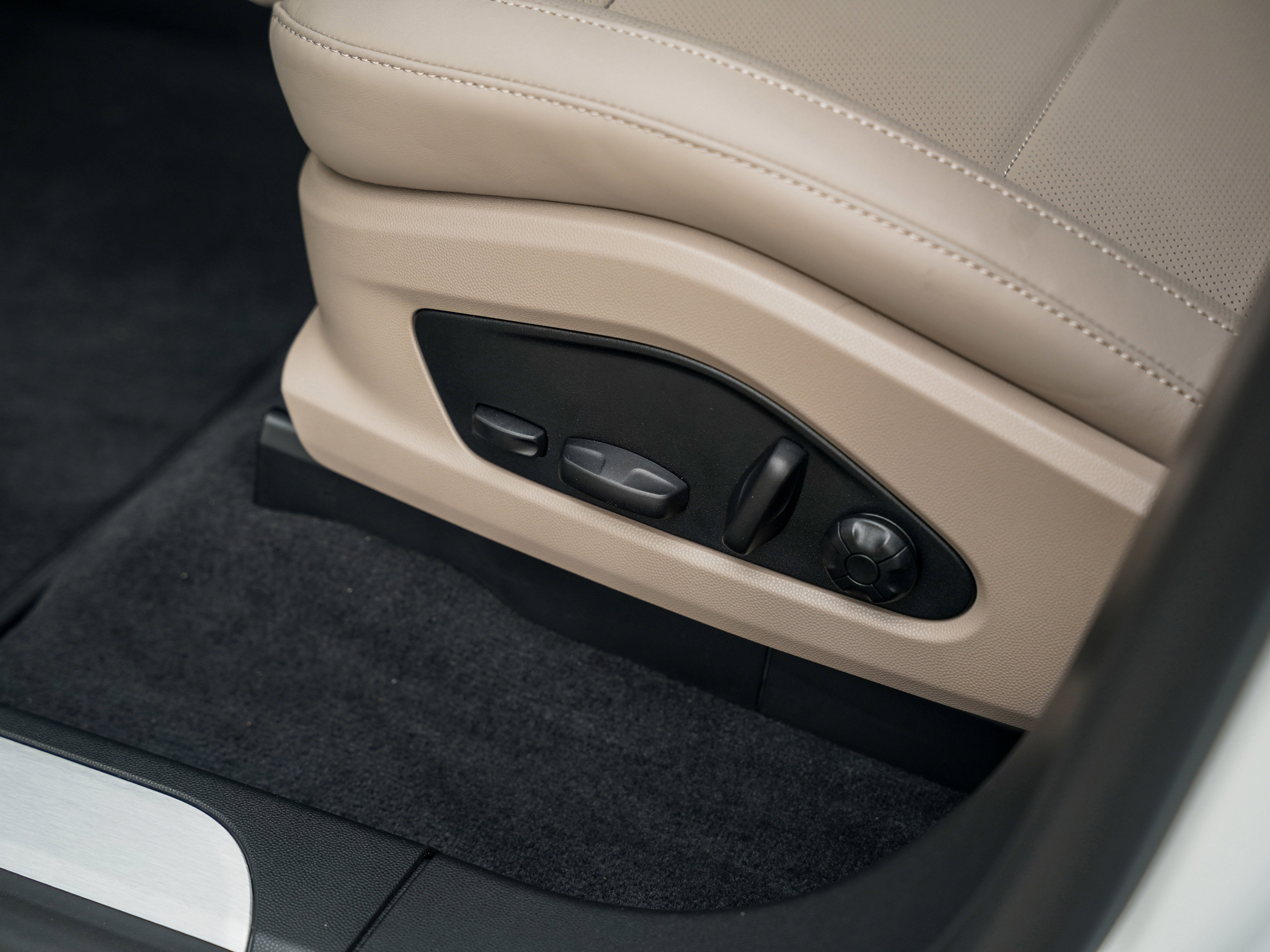 Certified 2025 Porsche Macan Electric image 17