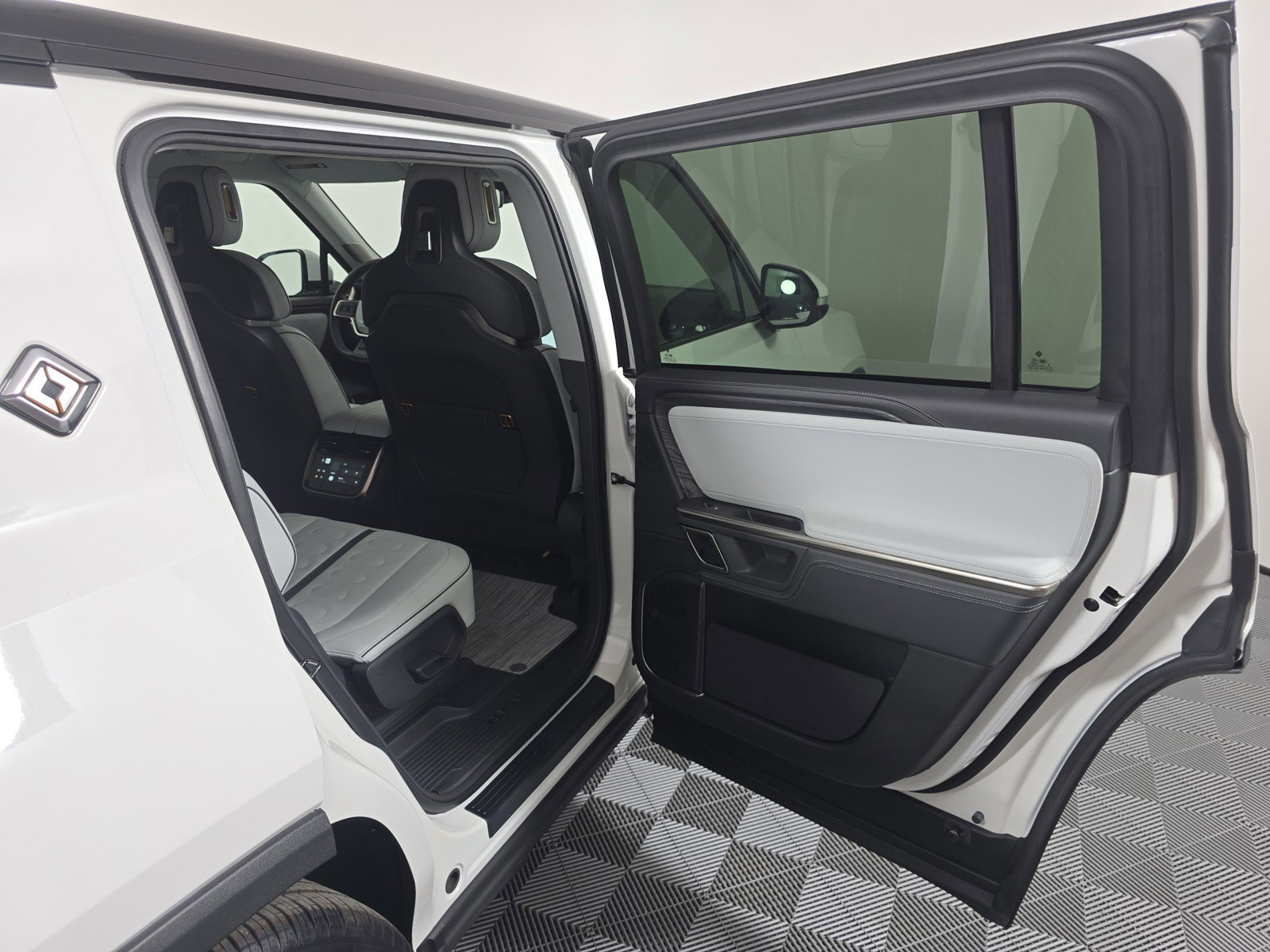 Used 2023 Rivian R1S Adventure AWD/4WD image 19