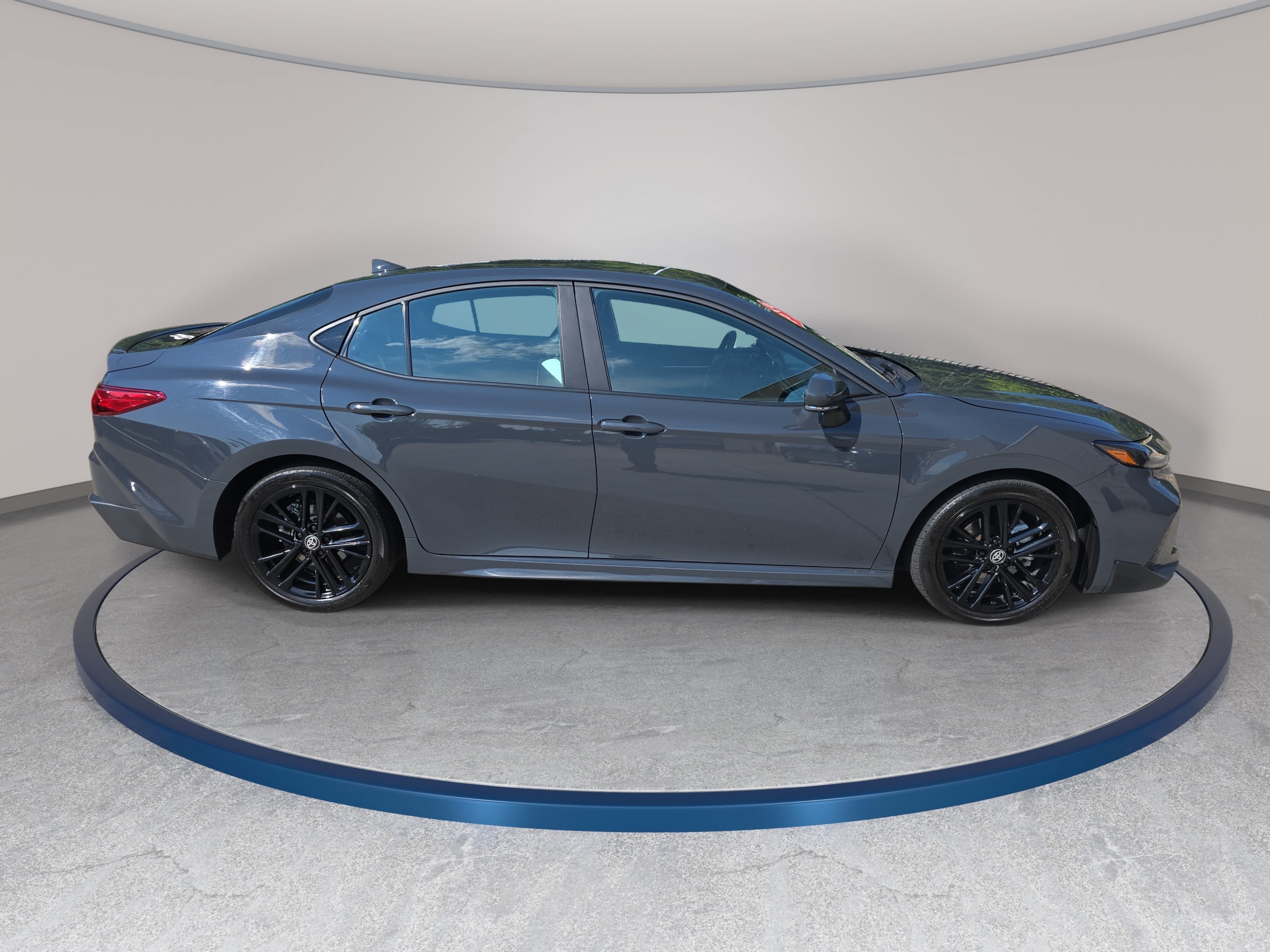 Used 2025 Toyota Camry SE w/ Convenience Package FWD image 4