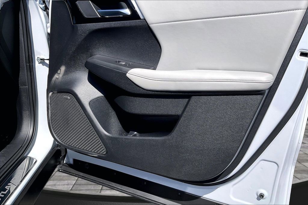 Used 2025 Mitsubishi Outlander SE FWD image 23