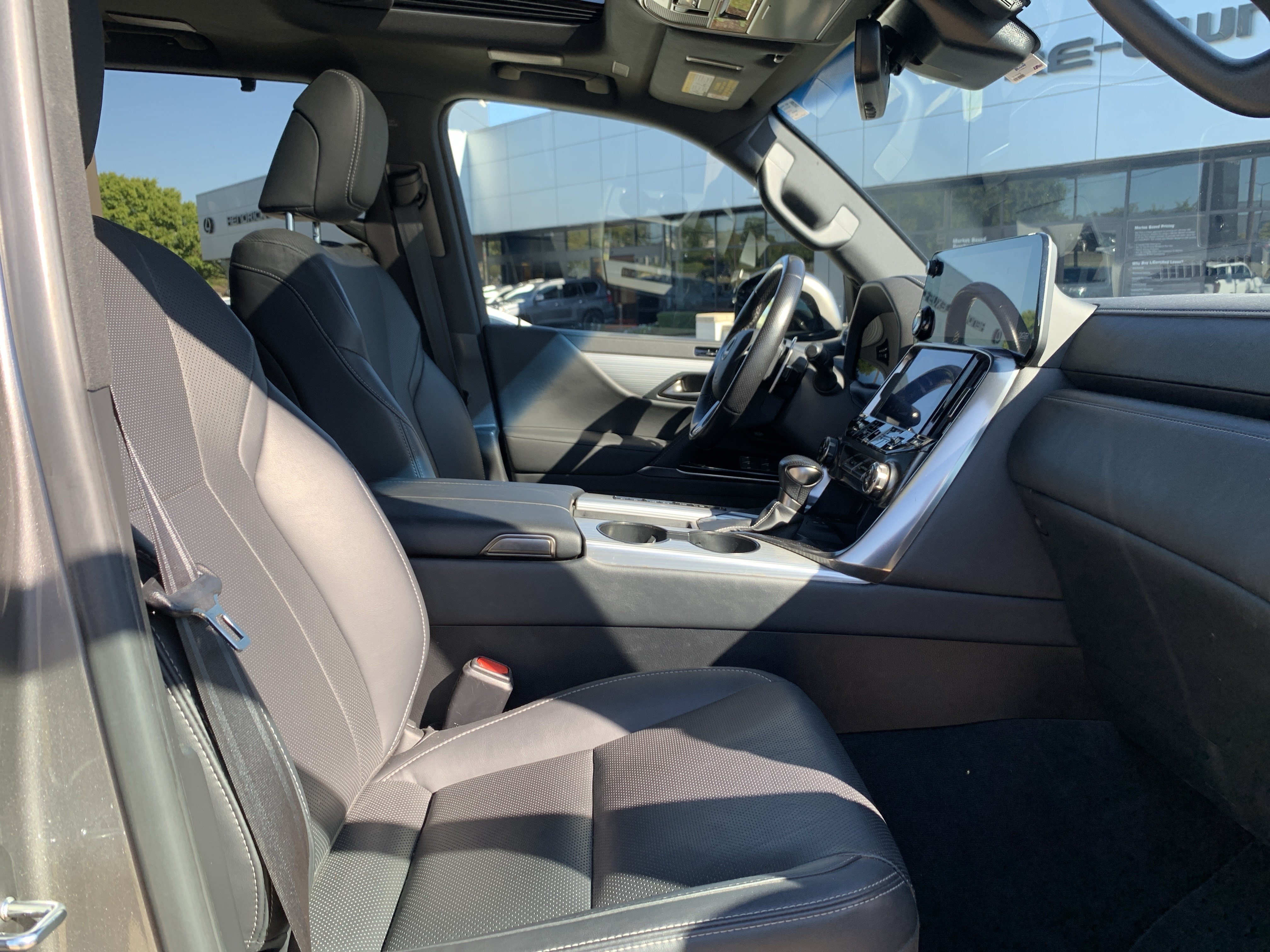 Used 2022 Lexus LX 600 F Sport w/ Accessory Package (Z1) AWD/4WD image 35