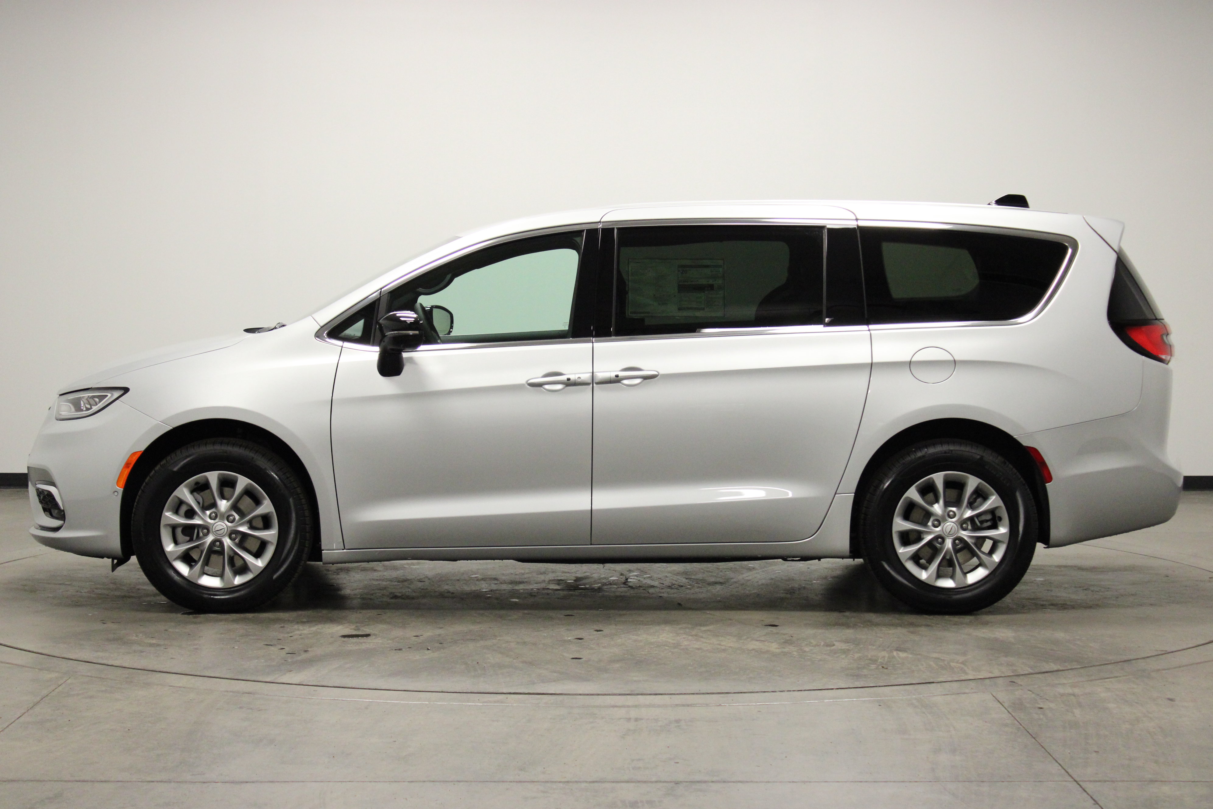 New 2026 Chrysler Pacifica Select AWD/4WD image 5