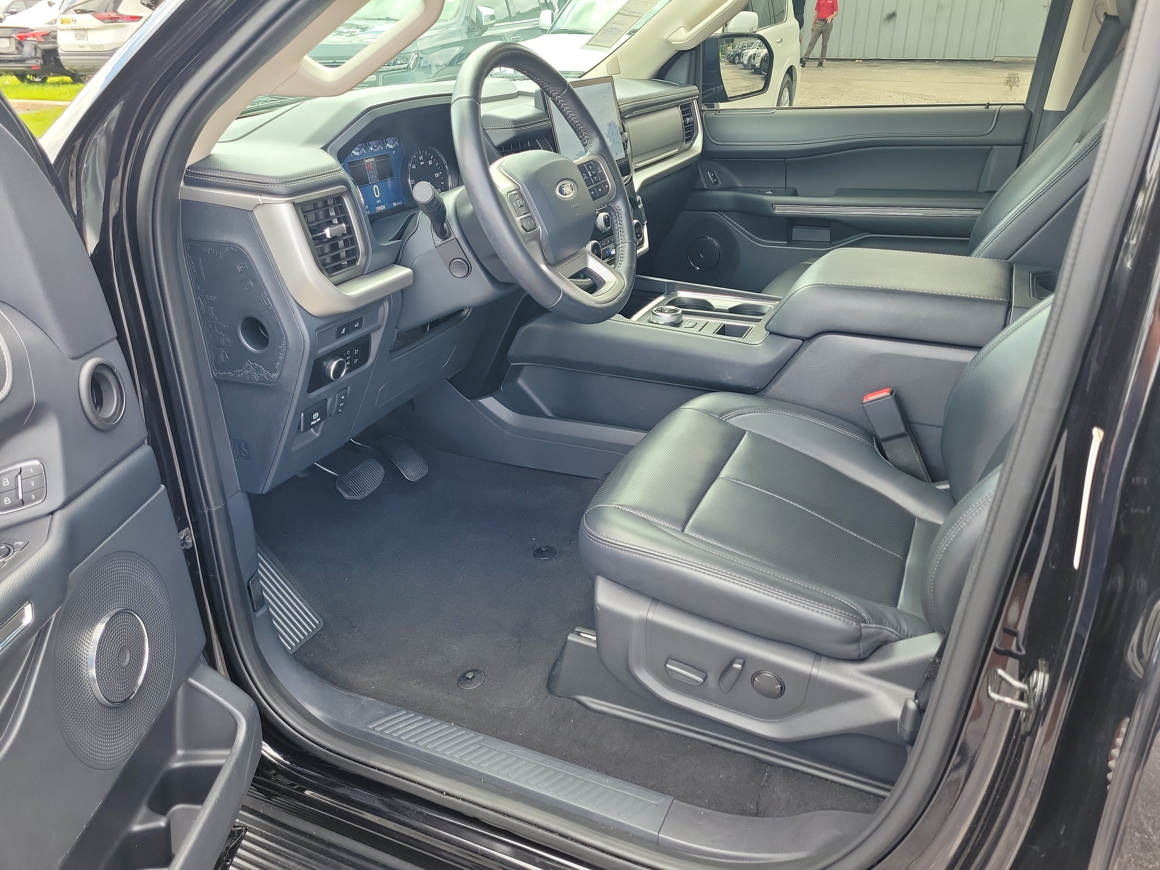 Used 2024 Ford Expedition XLT RWD image 13