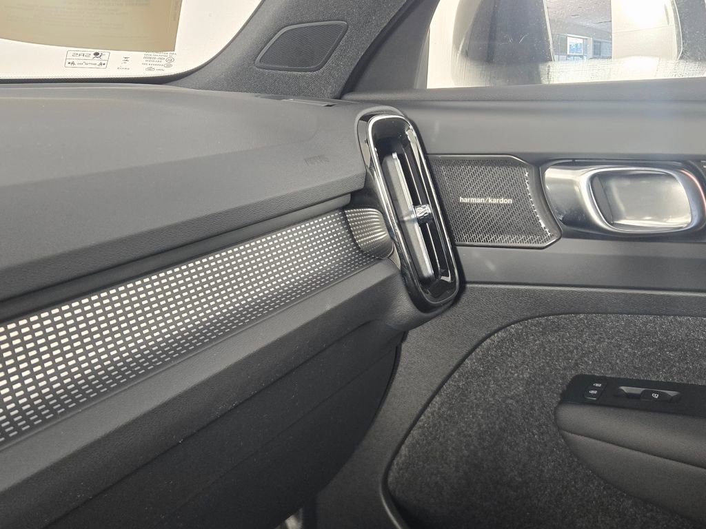 Certified 2023 Volvo XC40 B5 Ultimate w/ Climate Package image 24