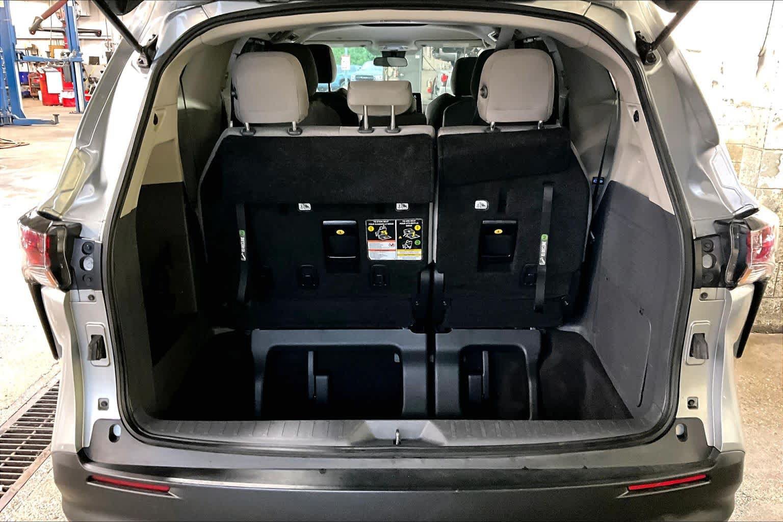 Used 2024 Toyota Sienna LE FWD image 30