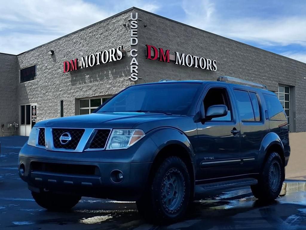 Used 2005 Nissan Pathfinder SE Off-Road image 1