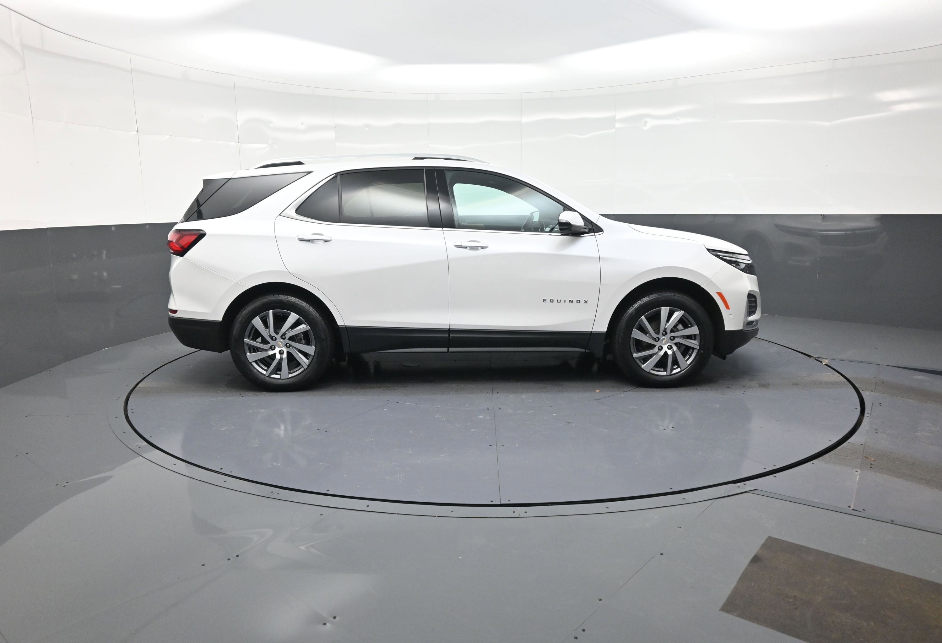 Used 2023 Chevrolet Equinox Premier image 2