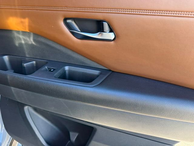 Used 2022 Nissan Pathfinder Platinum w/ Cargo Package image 10